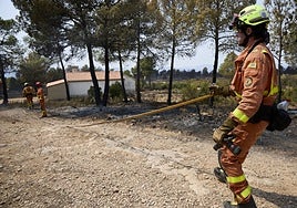Bomberos trabajan en Teresa de Cofrentes.