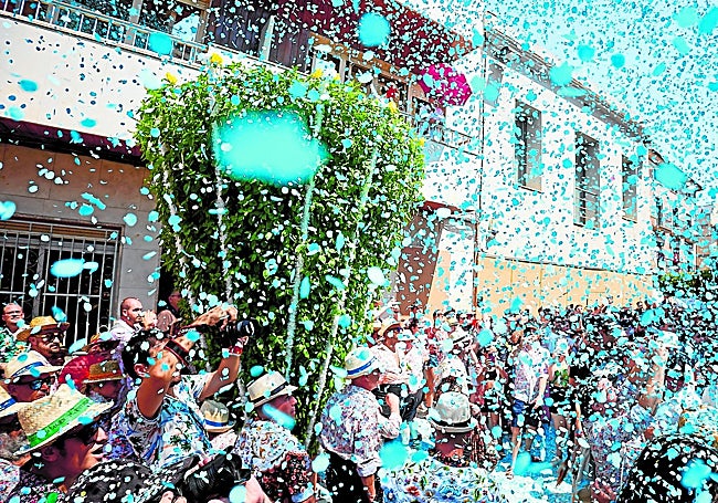 Lluvia de confeti durante el recorrido.