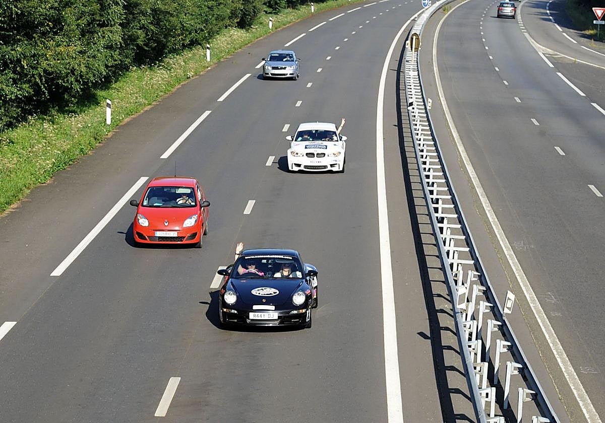Coches en una carretera.