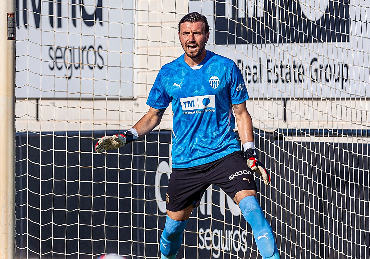 Dimitrievski durante un amistoso.