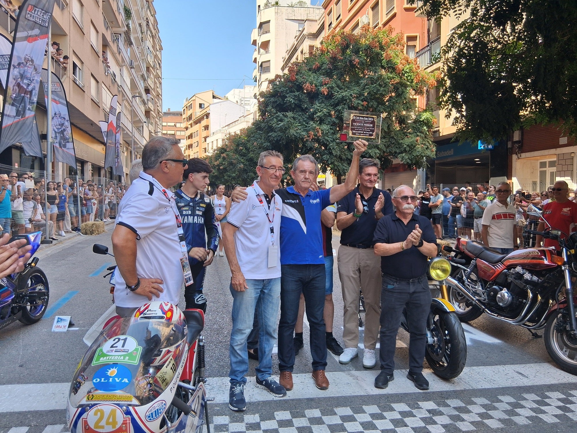 El expiloto Vicente Ferrer, en el homenaje que ha recibido en la carrera de motos de Xàtiva.