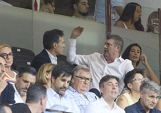 Ron Gourlay habla con Corona en el palco de Mestalla durante la celebración del Trofeu Taronja.