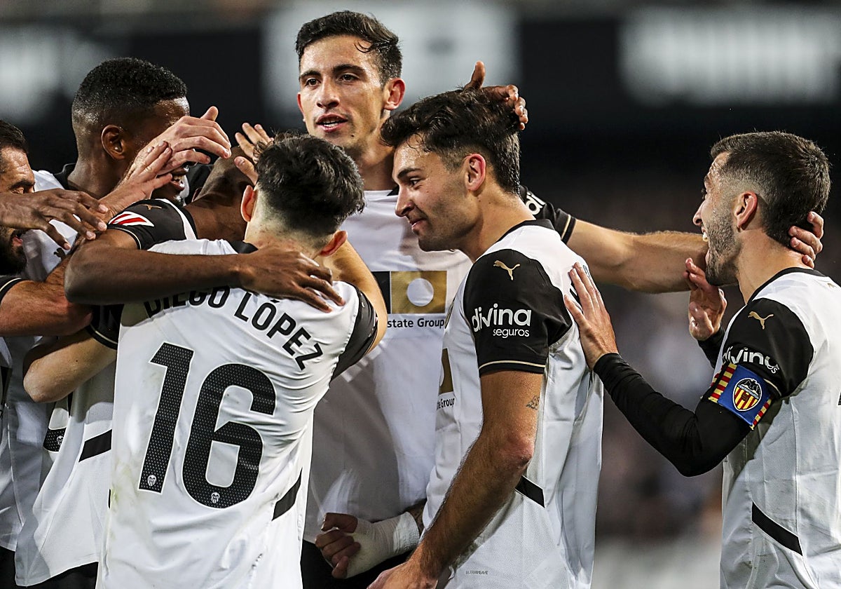 El Valencia celebra su primer gol de la temporada, en Mestalla frente a la Real Sociedad.