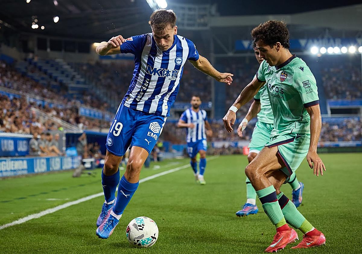 Manu Sánchez, ante Pablo Ibáñez, en Mendizorroza.