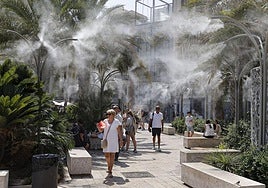 Varios turistas pasean por el centro de Valéncia, mientras tratan de mitigar el calor.
