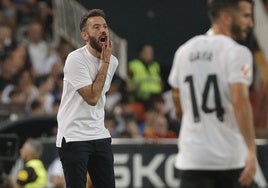Carlos Corberán da indicaciones a sus futbolistas en el partido frente a la Real Sociedad.