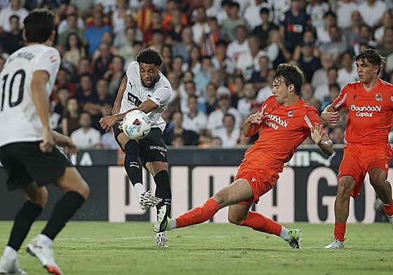 Danjuma tuvo sus primeros minutos como jugador del Valencia en el partido contra la Real Sociedad.