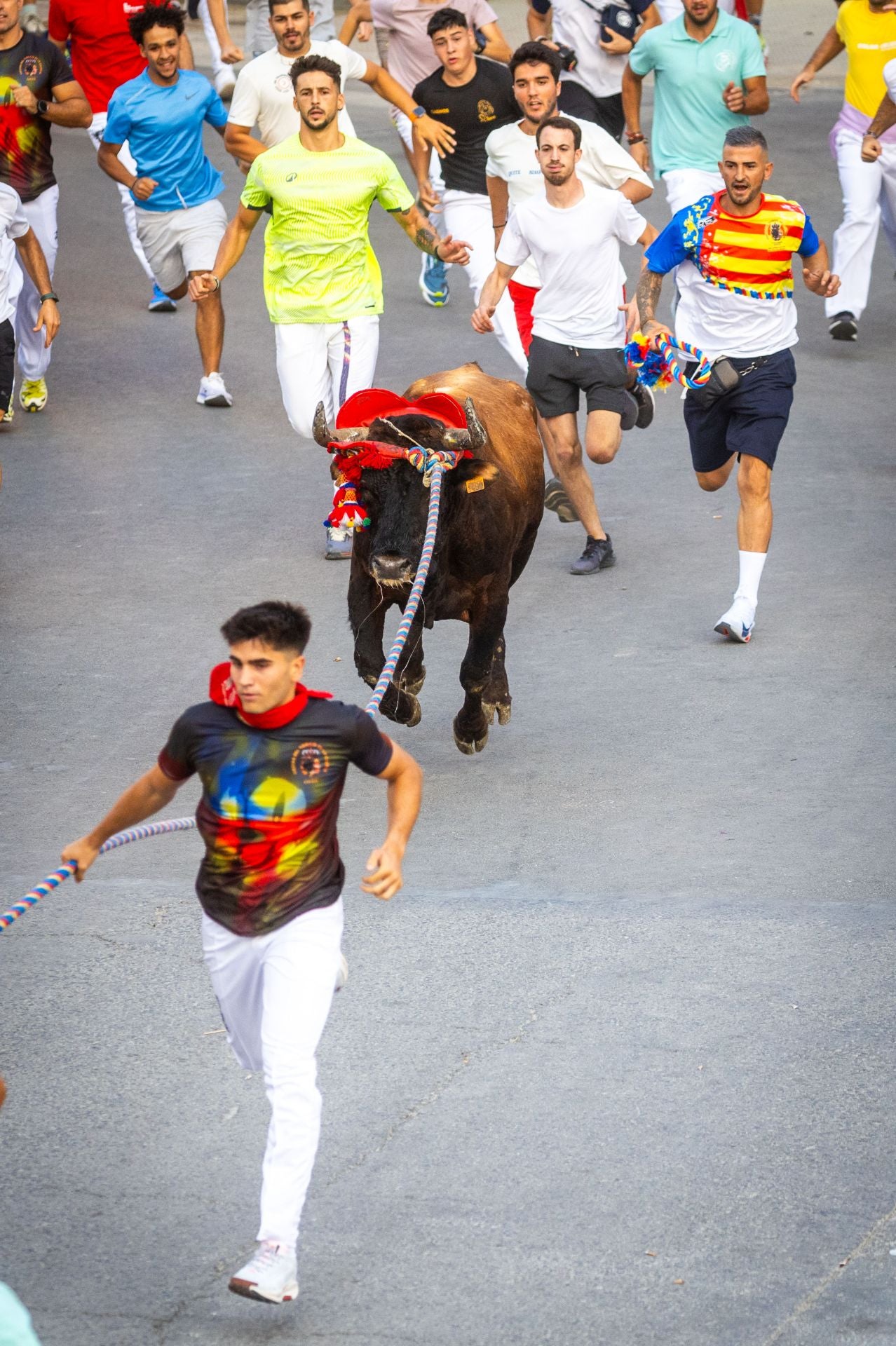 El Torico ya corre por las calles de Chiva como bálsamo contra la dana