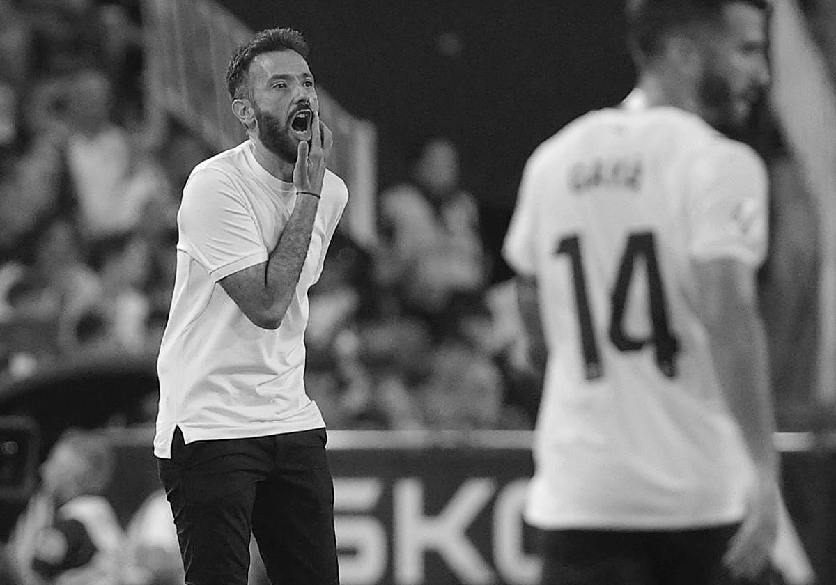 Carlos Croberán da instrucciones durante el partido.