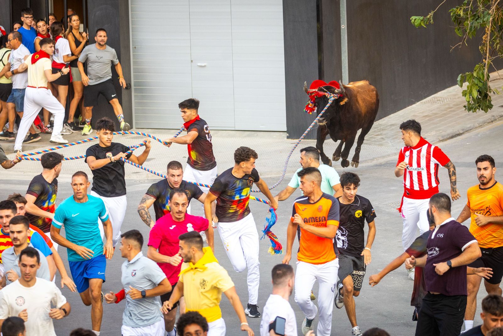 El Torico ya corre por las calles de Chiva como bálsamo contra la dana