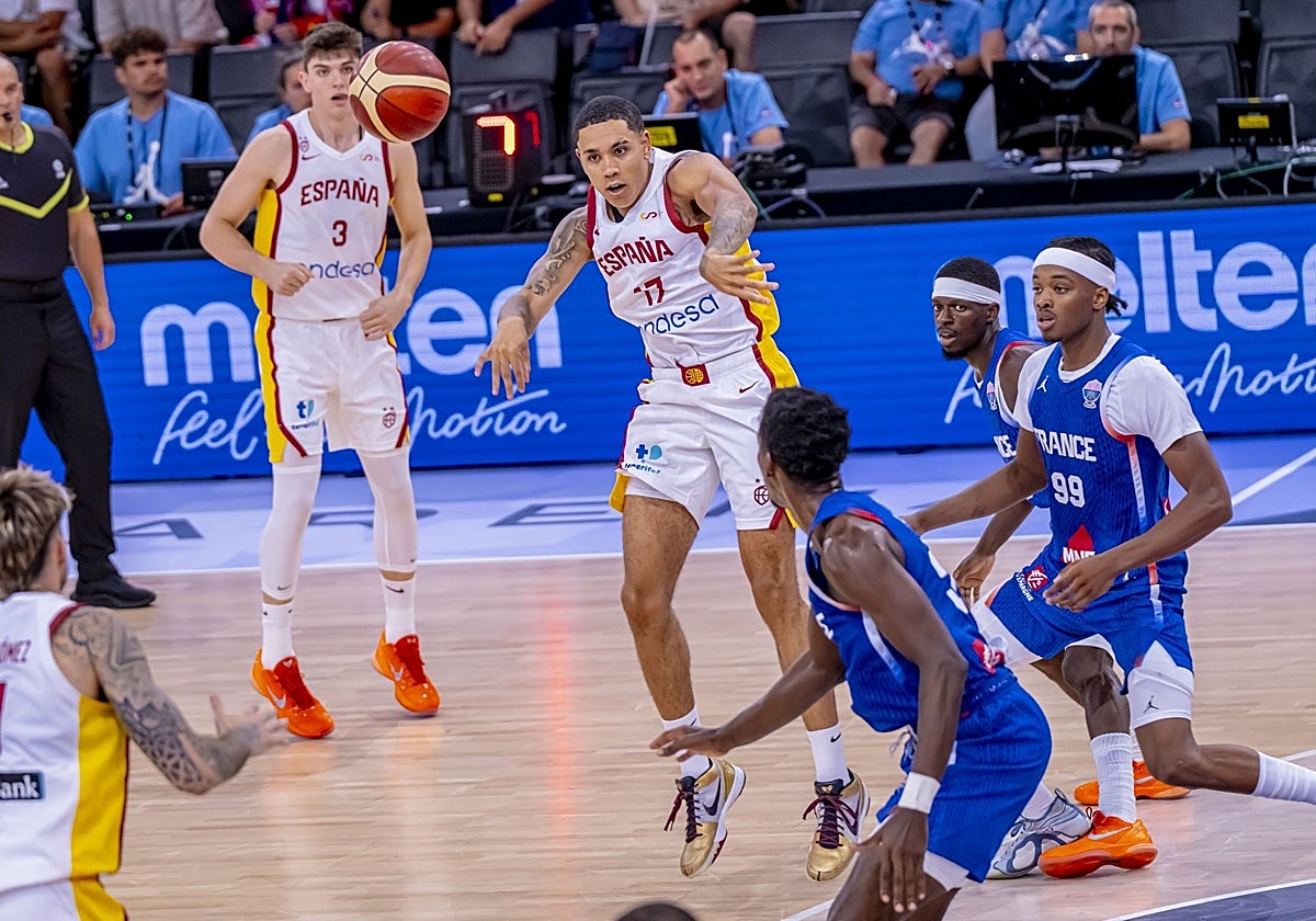 Isaac Nogués lanza un pase durante el partido entre Francia y España en París.