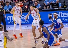 Isaac Nogués lanza un pase durante el partido entre Francia y España en París.