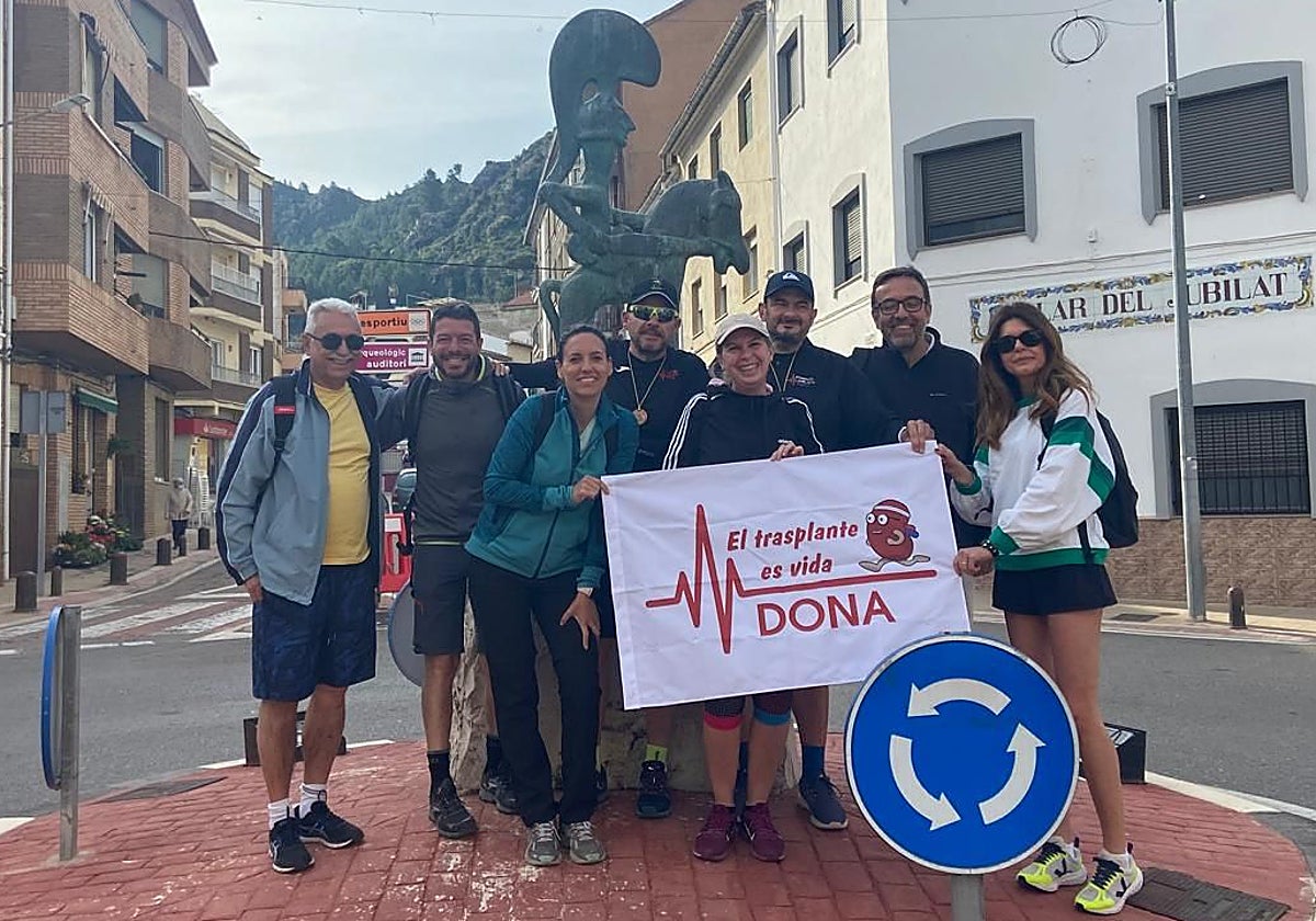 Xavi, tercero por la derecha, en la marcha solidaria que ya organizó en 2022.