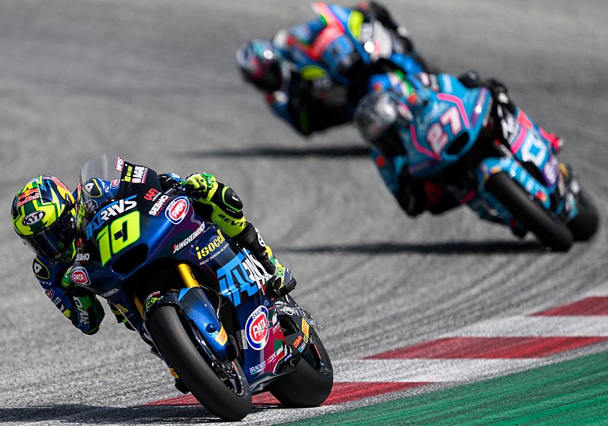 Holgado, detrás de Moreira, en la carrera de Moto2 de este domingo.