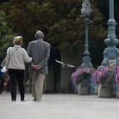 Una pareja de jubilados paseando.