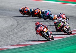 Ángel Piqueras, segundo desde la derecha, trata de adelantar a Máximo Quiles, del Aspar Team..