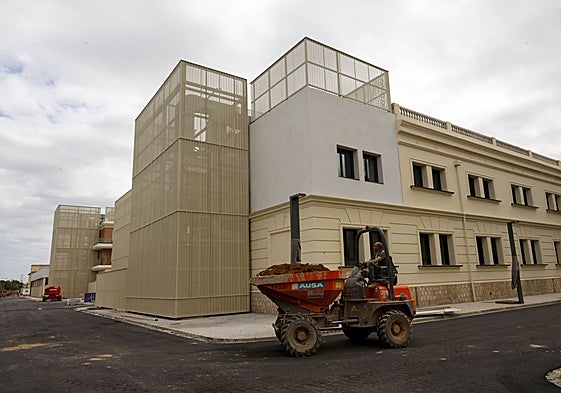 Un obrero trabajando en el hospital Militar de Mislata.