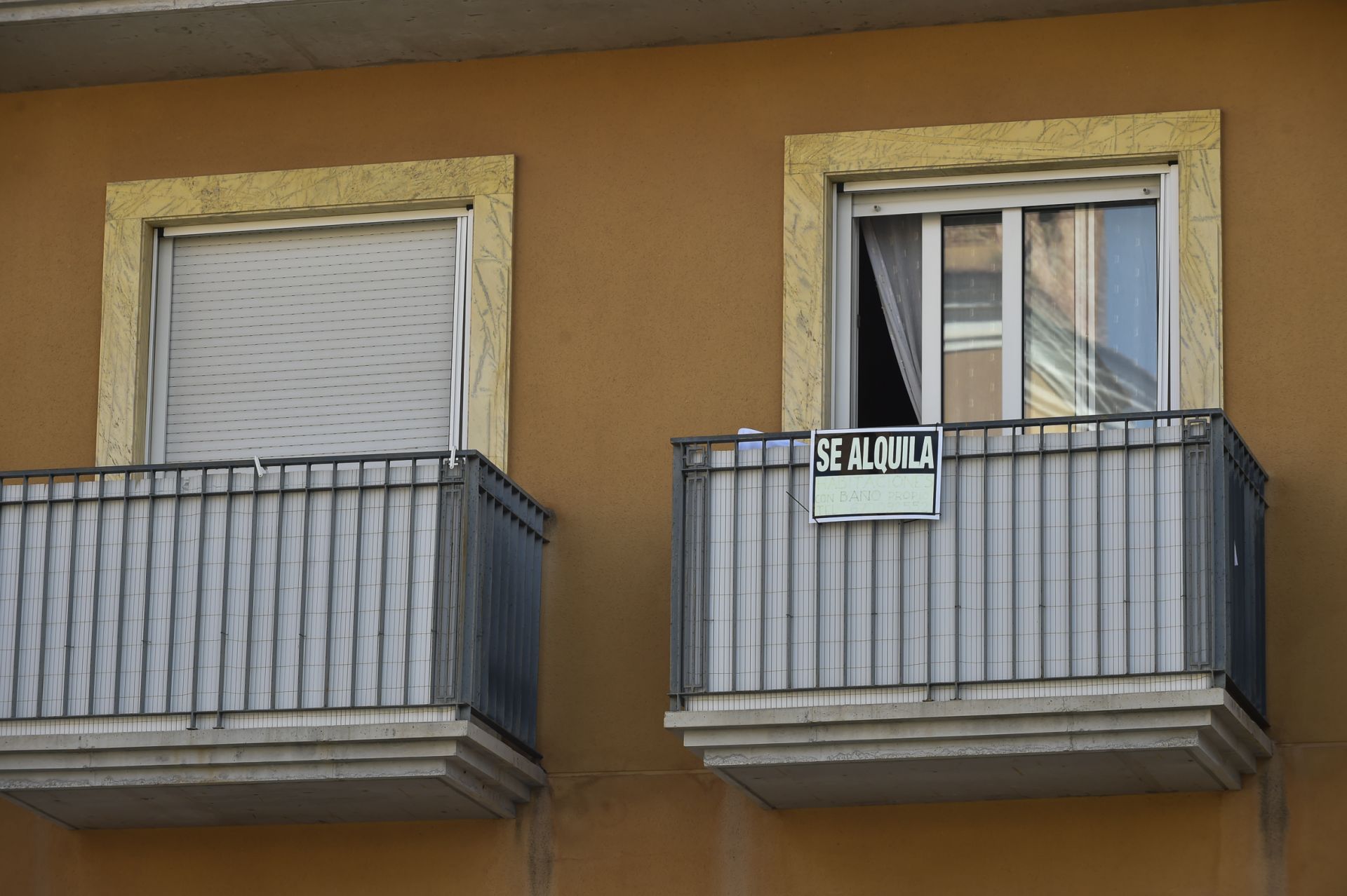 Edificio con un cartel de se alquila.