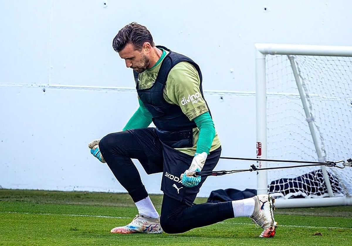 Stole Dimitrievski, durante un entrenamiento.