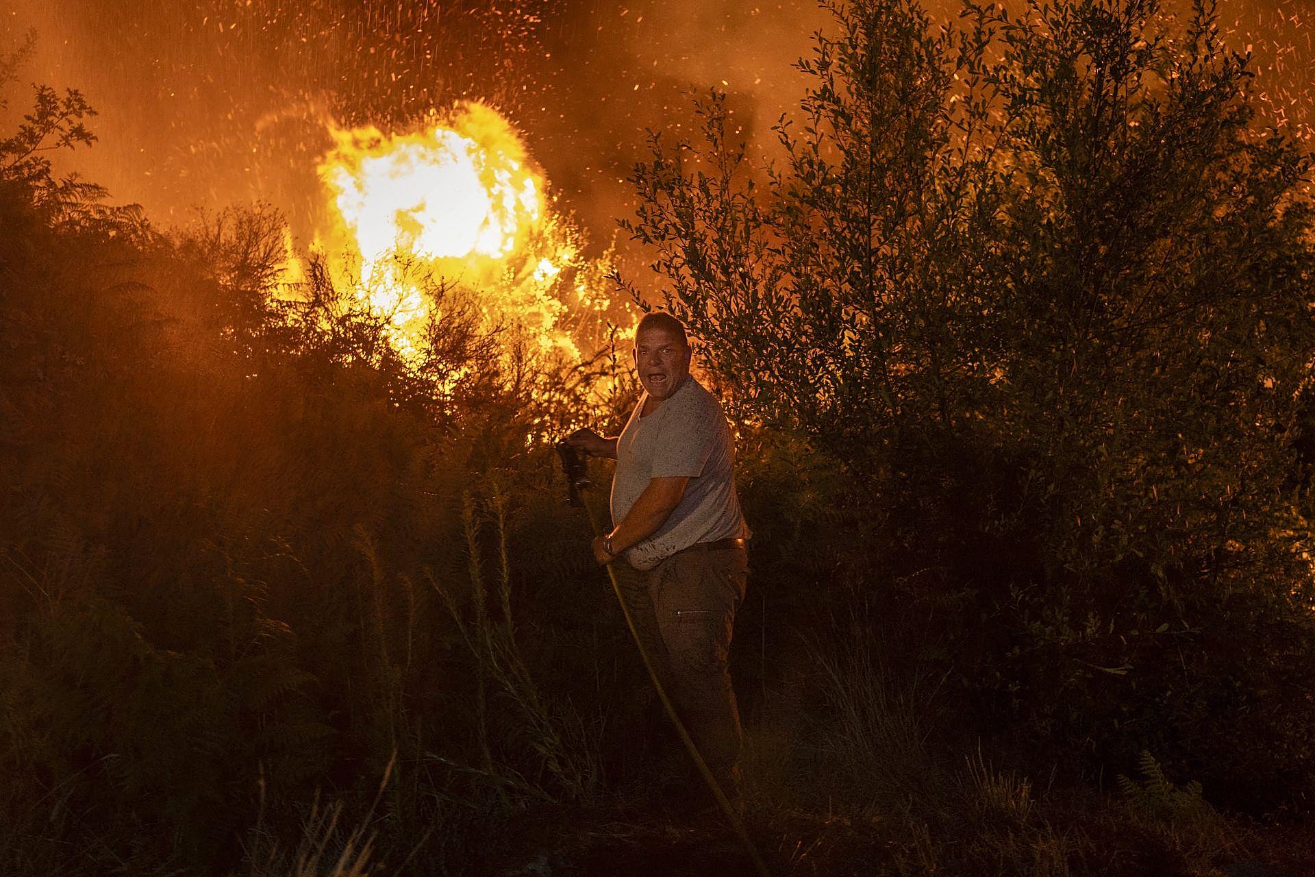 Incendio forestal en Carballeda de Avia (Ourense)