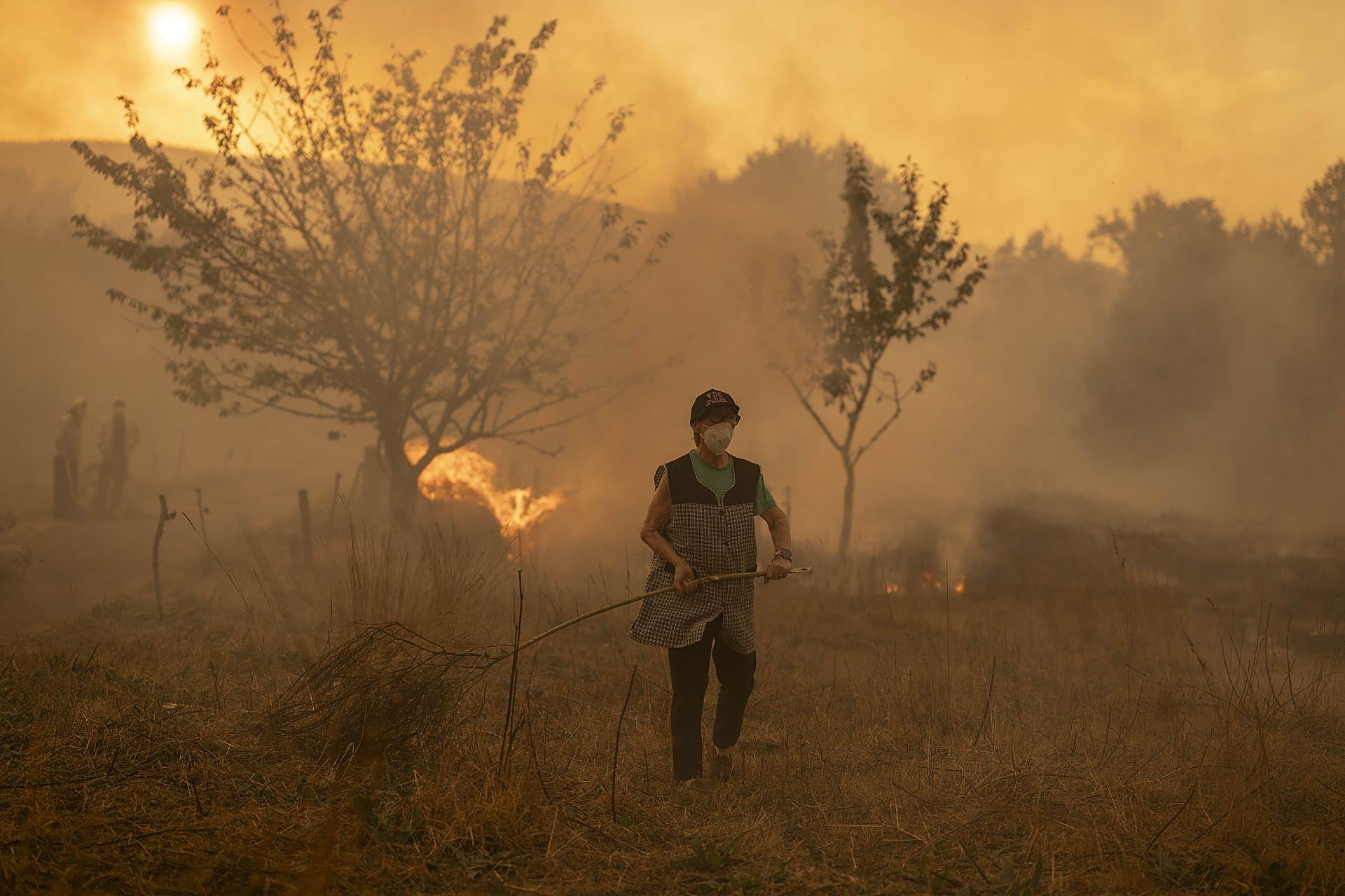 Incendio forestal en Carballeda de Avia (Ourense)