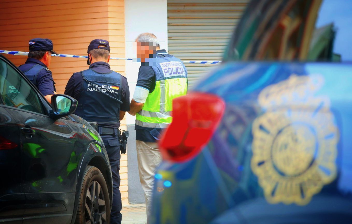 FOTOS | Dos policías abaten a tiros a un hombre que intentó agredirlos con un cuchillo en Valencia