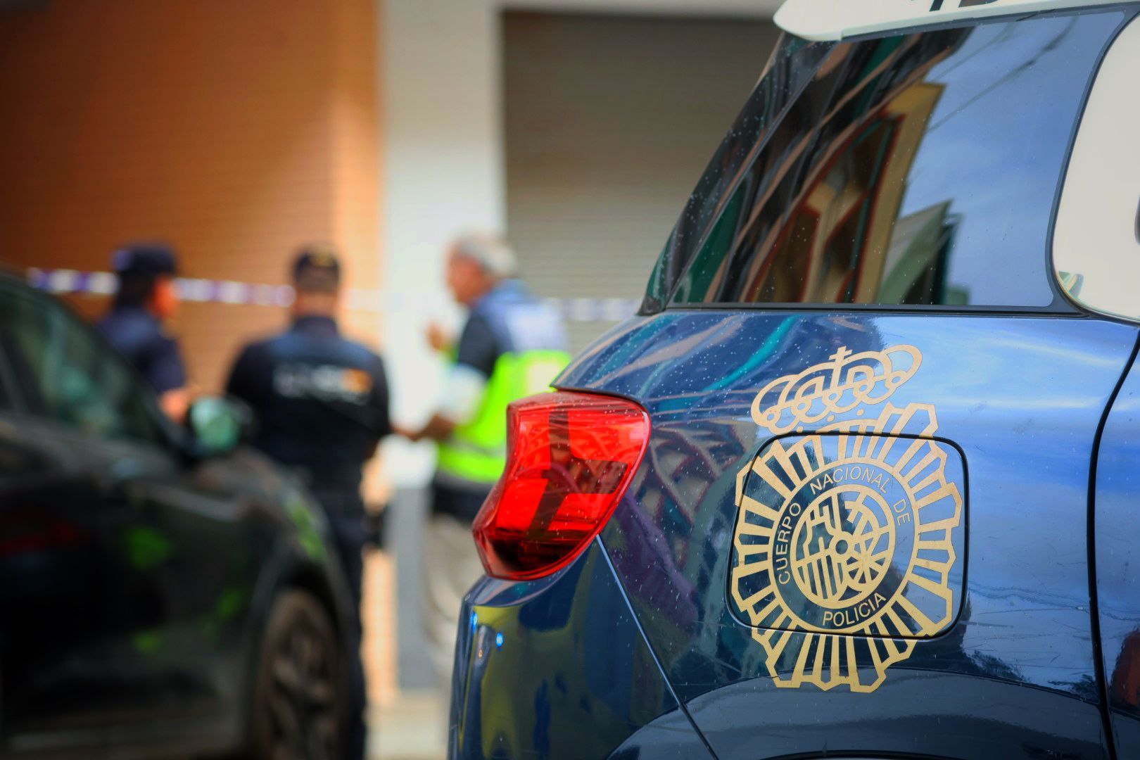 FOTOS | Dos policías abaten a tiros a un hombre que intentó agredirlos con un cuchillo en Valencia