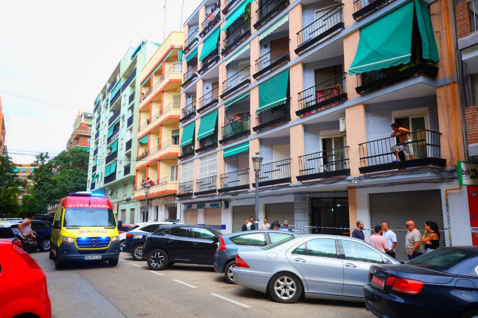 FOTOS | Dos policías abaten a tiros a un hombre que intentó agredirlos con un cuchillo en Valencia