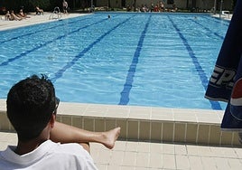 Un socorrista realizando su trabajo en la piscina