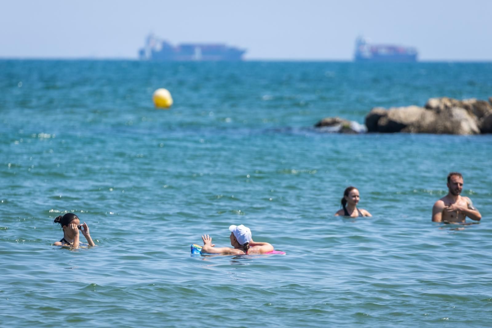 Varios bañistas se refrescan durante la ola de calor.
