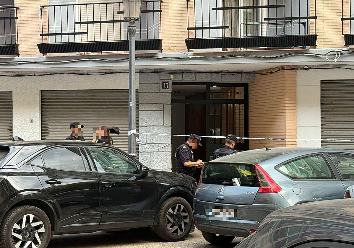 Varios policías en la calle donde han ocurrido los hechos.