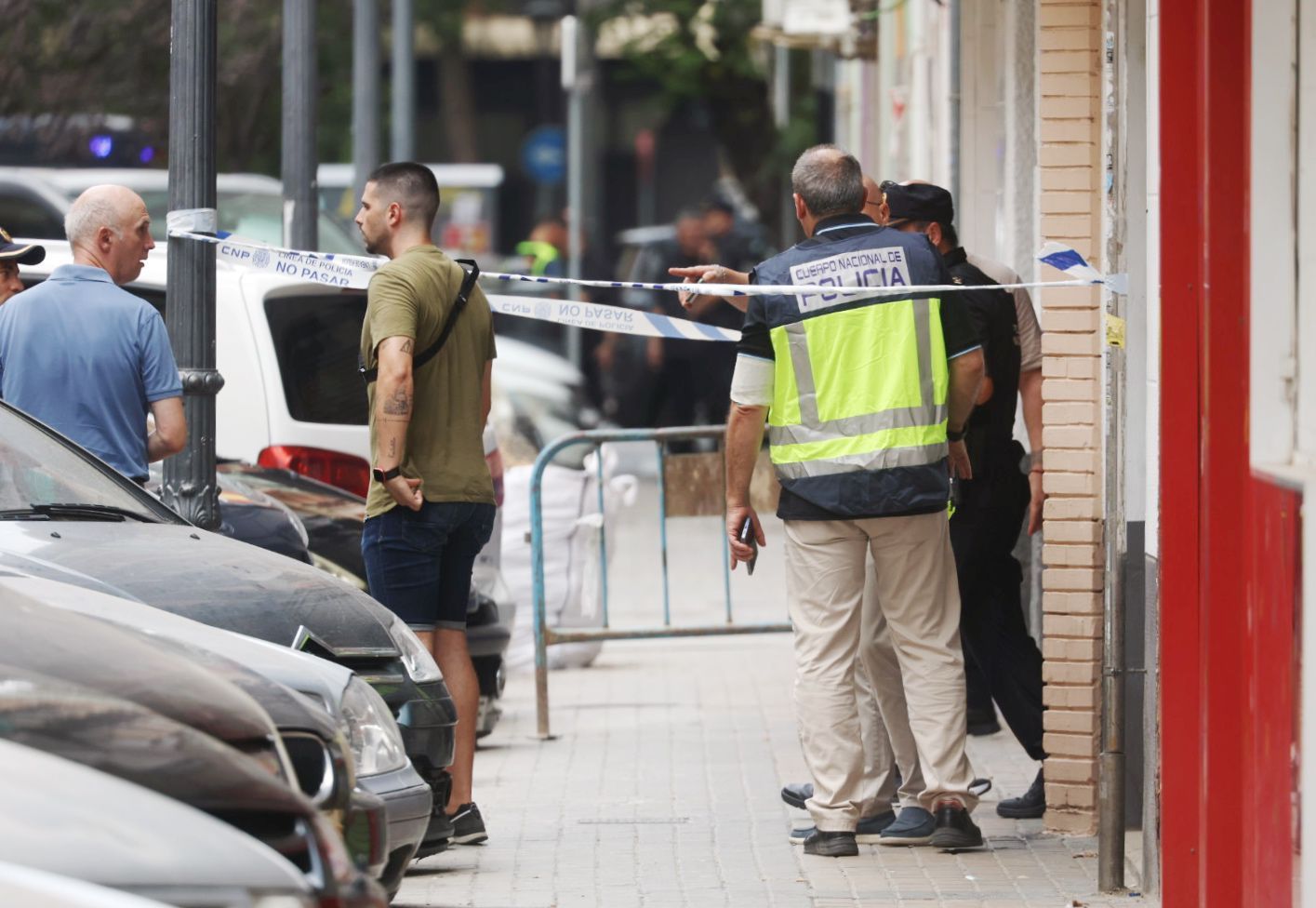 FOTOS | Dos policías abaten a tiros a un hombre que intentó agredirlos con un cuchillo en Valencia