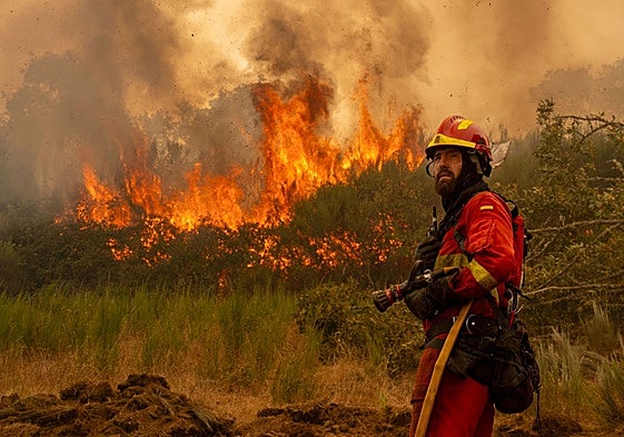 Un efectivo de la Unidad Militar de Emergencias (UME) en un incendio forestal.