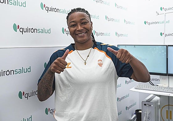 Tanaya Atkinson, posando en la revisión médica.