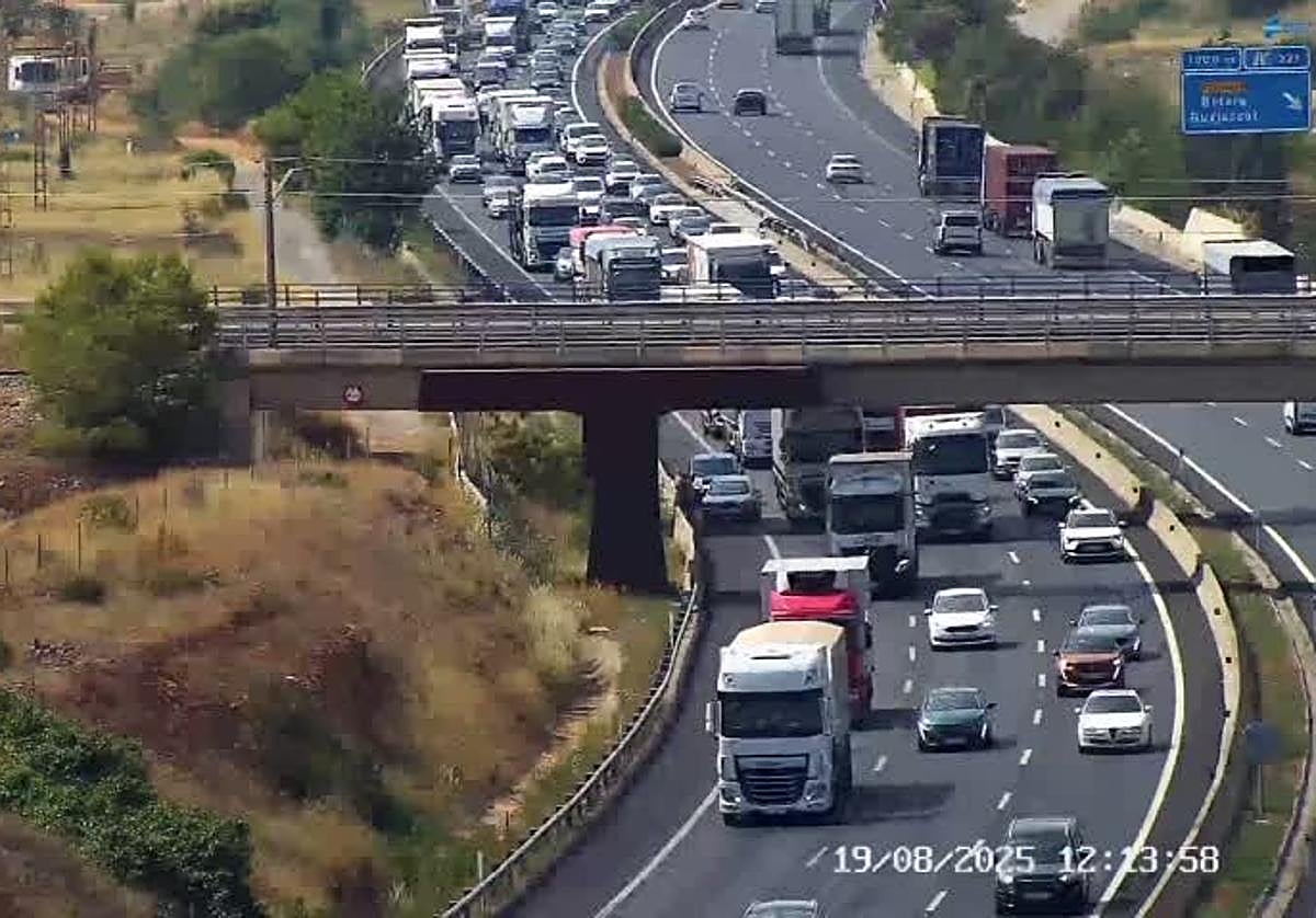 Doce kilómetros de atascos en la A-7 por un accidente en Bétera