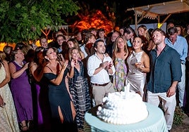 Ángela y parte de su familia ante la tarta de cumpleaños.