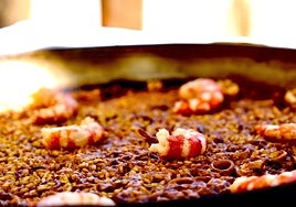 Arrós allipebrat, paella de las localidades ribereñas de la Albufera.