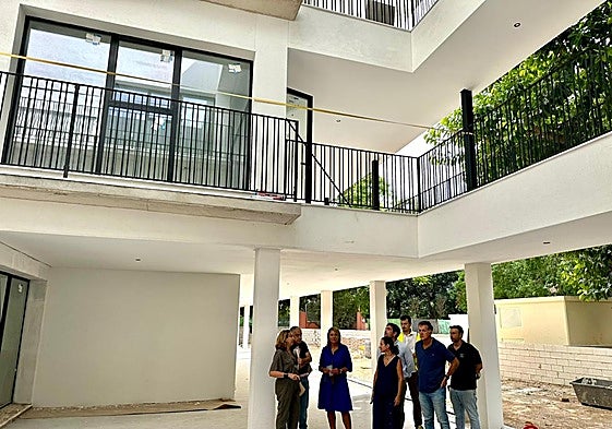 Camarero, durante la visita a la residencia.