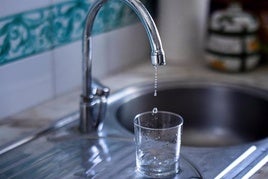 El agua no es apta para el consumo humano pero sí para el resto de fines domésticos.