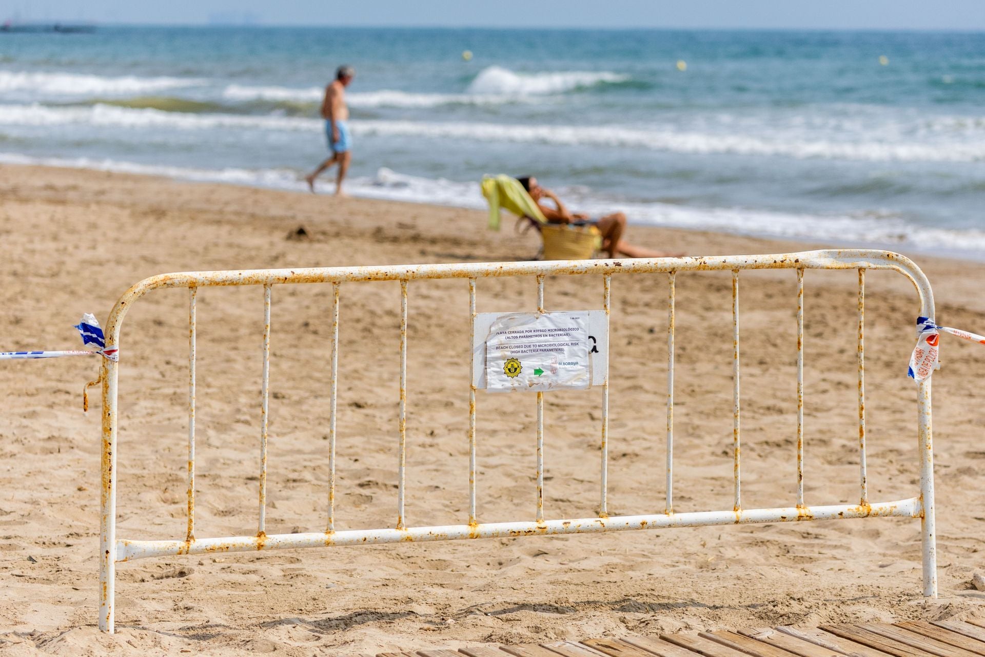 Port Saplaya, la playa contaminada y limpia al mismo tiempo