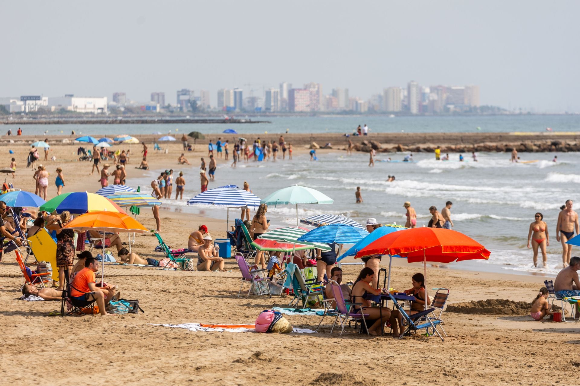 Port Saplaya, la playa contaminada y limpia al mismo tiempo