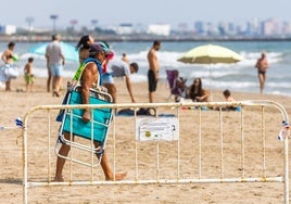 La valla que separa un tramo cerrado al baño en Port Saplaya