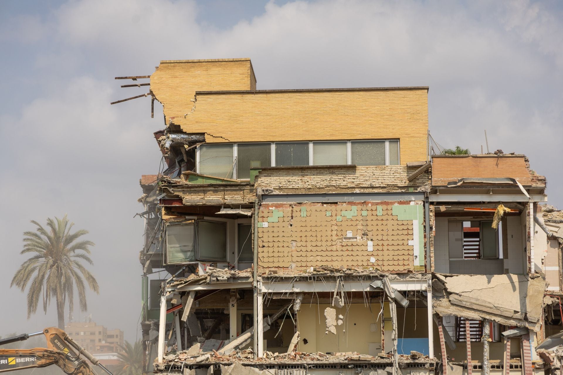 FOTOS | Derribo del edificio de maternidad de la antigua Fe