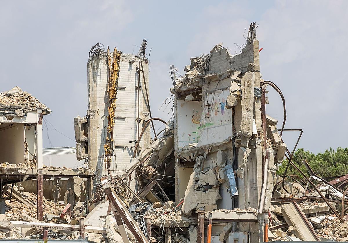 FOTOS | Derribo del edificio de maternidad de la antigua Fe