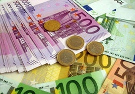 Imagen de archivo de billetes y monedas de euro.