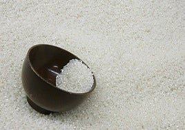 Imagen de archivo de un cuenco y kilos de arroz.