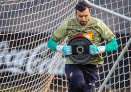 Stole Dimitrievski, en un entrenamiento con el Valencia.
