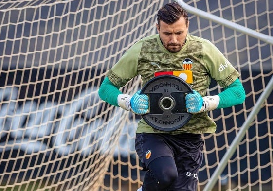 Stole Dimitrievski, en un entrenamiento con el Valencia.