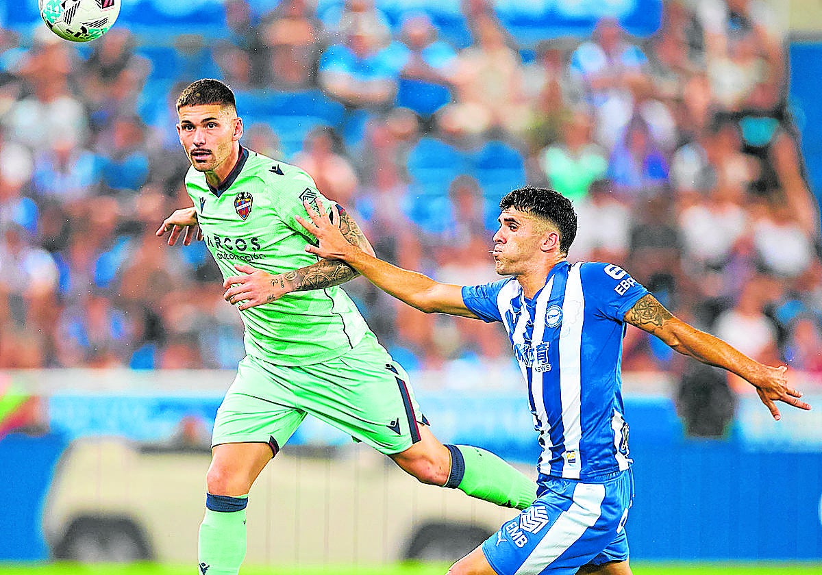 Dela despeja un balón durante el partido contra el Alavés.