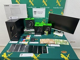 Parte del material y el dinero incautado en los registros.